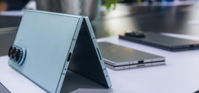 Galaxy Z Fold 7 vs. Z Fold 6: Slimmer Body, Bigger Screens and Slightly Higher Price